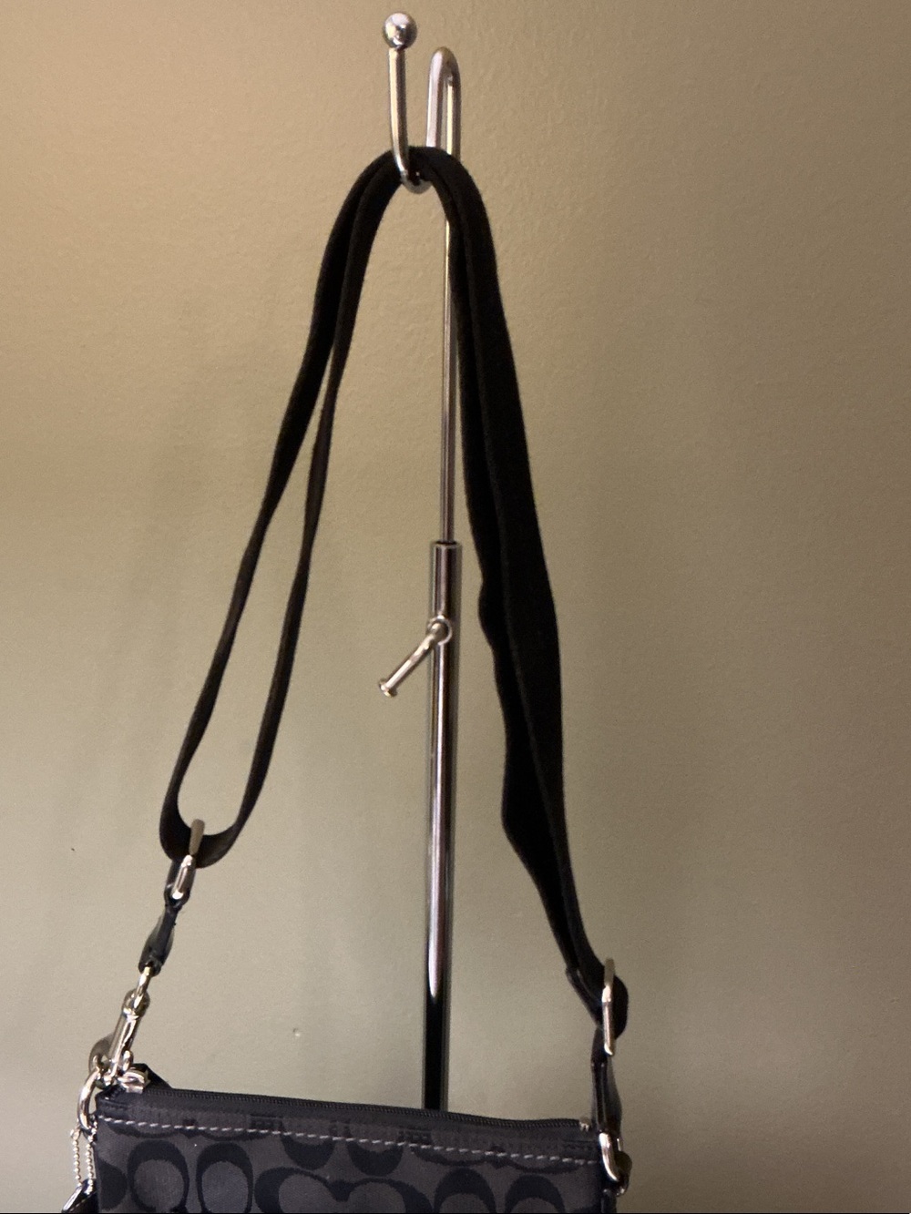 Coach Black Signature Canvas Crossbody with Turnlock Pocket Patent Trim Y2K GUC - Picture 2 of 10